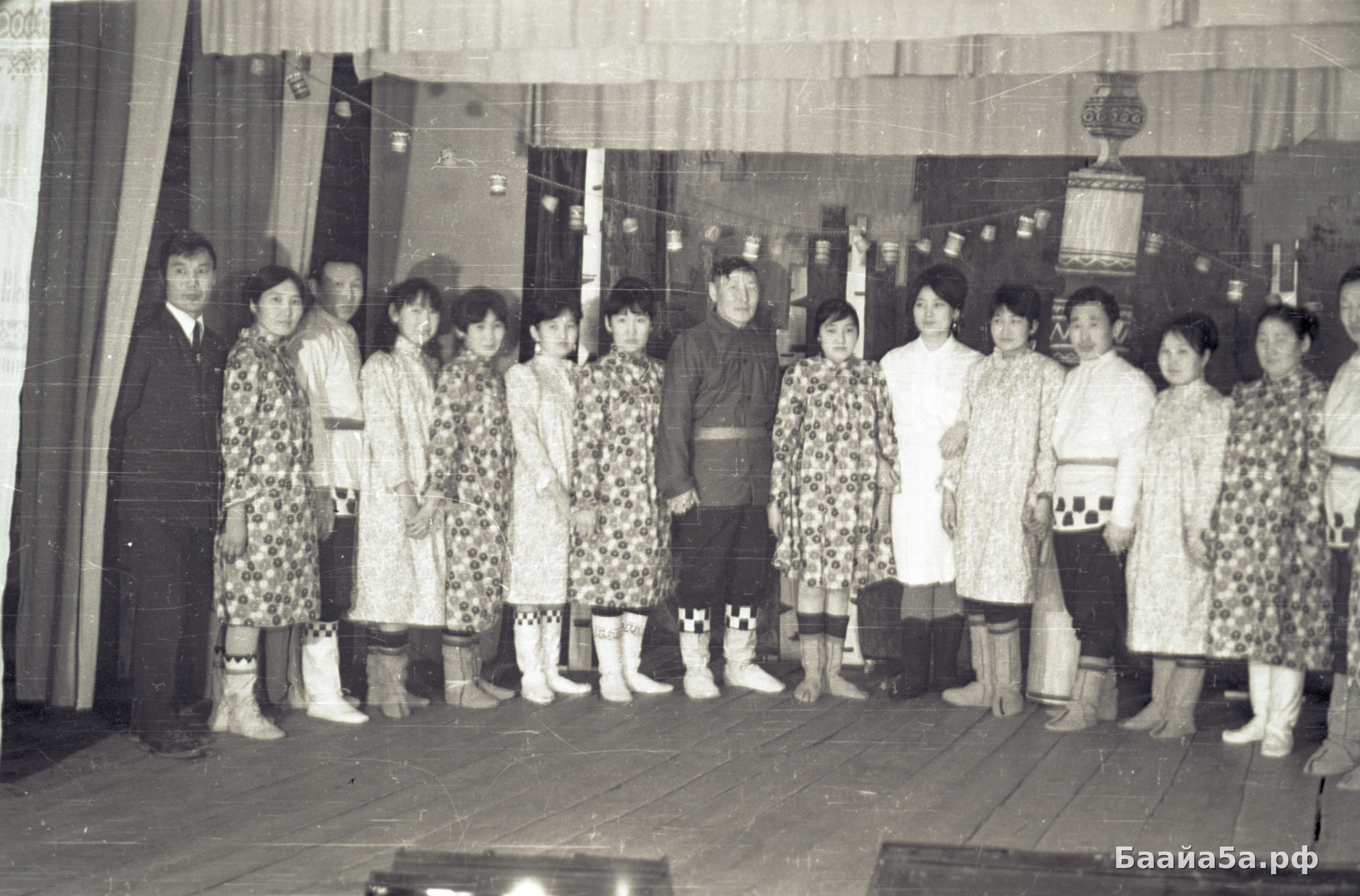 Туолбэ олохтоохторо, оскуола аhыл-н концера (15).jpg