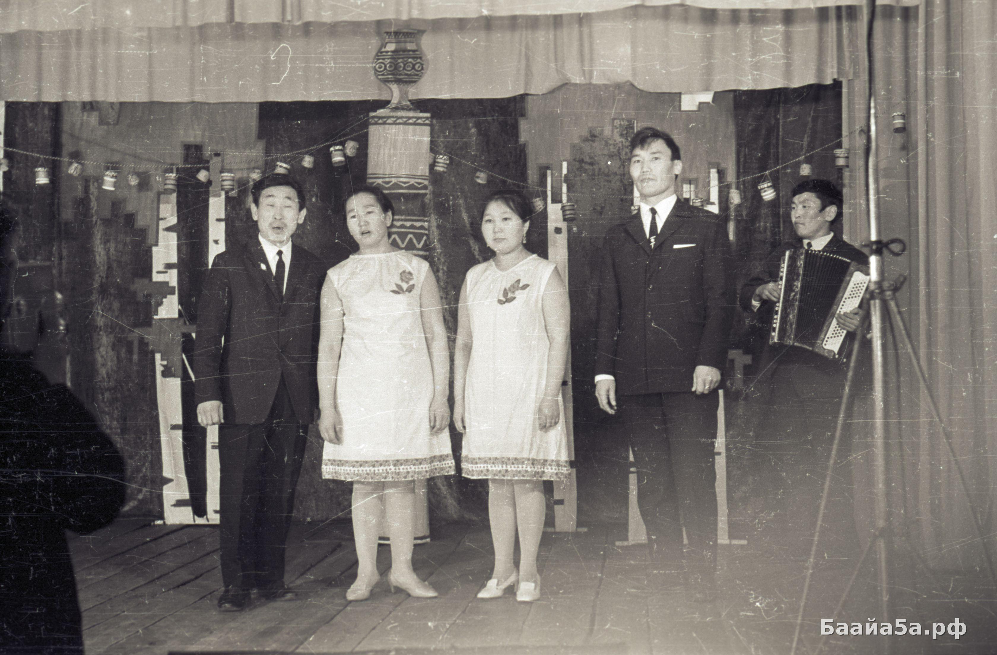 Туолбэ олохтоохторо, оскуола аhыл-н концера (3).jpg