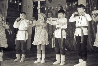 Туолбэ олохтоохторо, оскуола аhыл-н концера.jpg