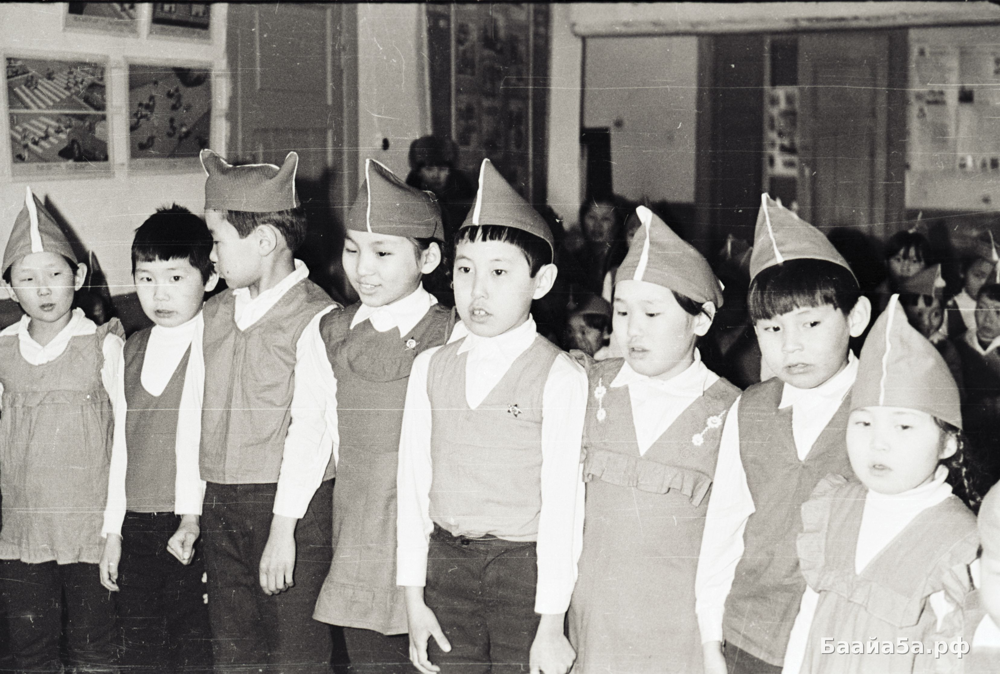 Встреча ветеранов в нач школе.jpg